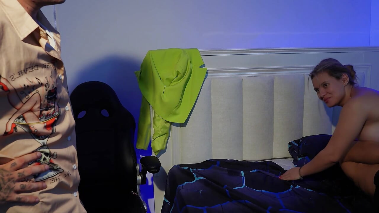 I discover that Karen Sleent is addicted to vaginas and harness fucking - she meets psychologist Lucero