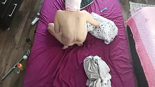 Горячий секс пары в спальне в любительском видео