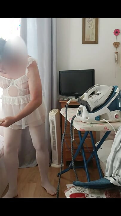 Peglanje u maloj bijeloj odjeći, li ga