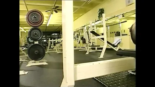 Spor salonunda güzel büyük memeli genç kız için çifte penetrasyon ve ağzına boşalma