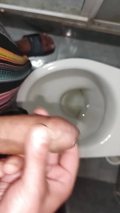 Frumoasa twink se masturbează într-o toaletă