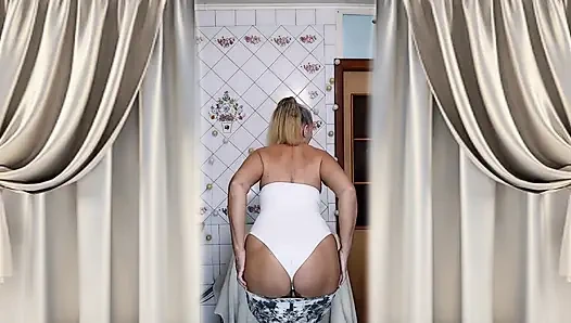 Ibu rumah tangga Lukerya pemanasan di dapur dan mengoda dengan ceria di webcam.