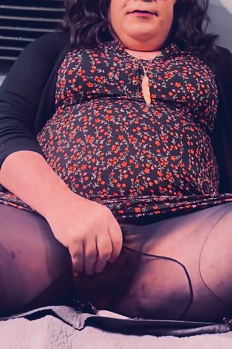 สาวข้ามเพศยกชุดและน้ําแตกในถุงน่องของเธอ