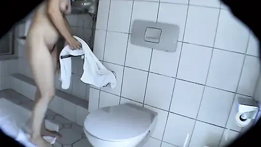 Madeleine ditarik dengan vagina berbulu terangsang