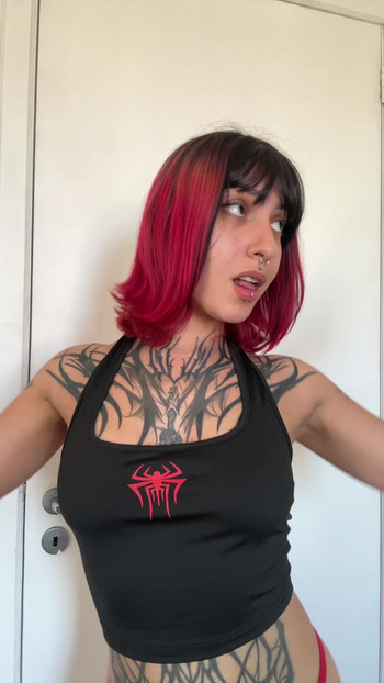 Menina brasileira com uma grande bunda dançando funk