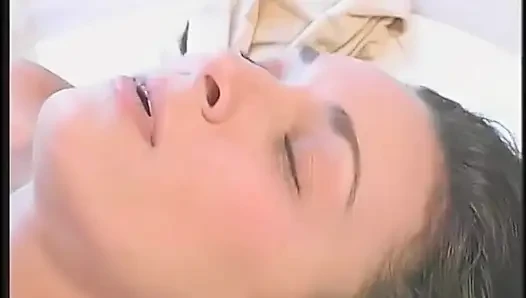 Azgın orta yaşlı seksi kadın mutfak masasında büyük bir yarak emiyor