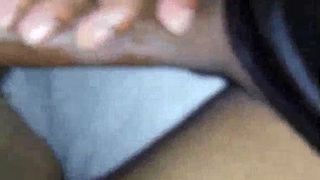 Une grosse bite noire baise une transsexuelle noire