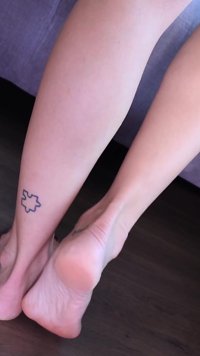 Gen z babe u sandalama bosa