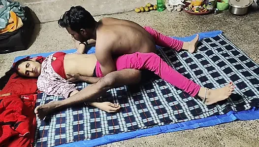 Hintli kızlar gece sekste sert sikişiyor