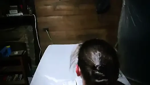 İri göğüslü orta yaşlı seksi kadın masaj sırasında azıyor ve sert sikiliyor