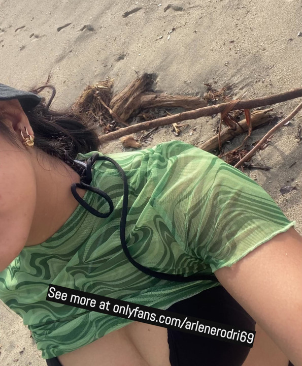 Colombian girl shows her tits at the beach