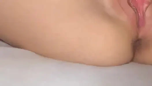 Azgın amatör domalarak sikiliyor, dildo vibratörle mastürbasyon yapıyor, ıslak amına ve götüne boşalıyor, göt deliği yakın çekim, boşalma