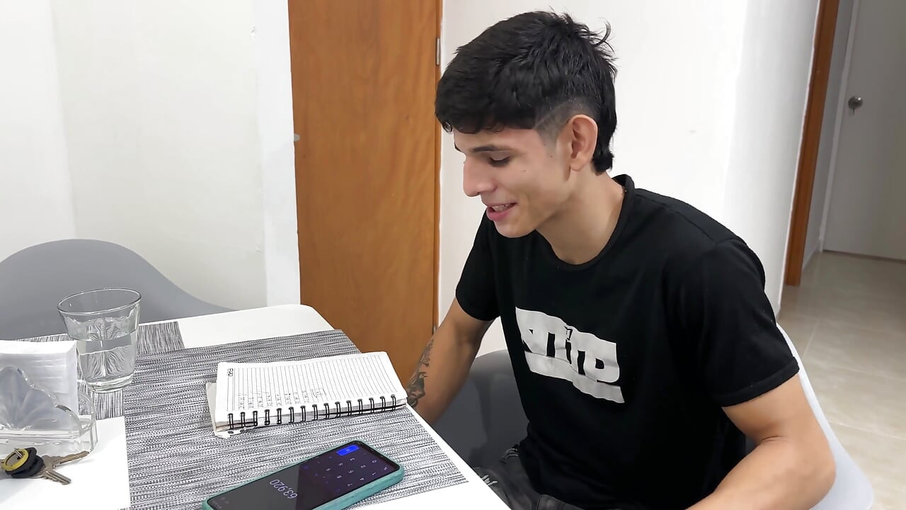 Eu assisto jovem latina no armário depois de sair do chuveiro, acabamos tendo uma foda dura