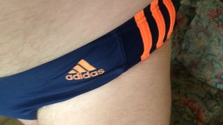 Я в Adidas плаваю короткую темно-синюю с оранжевыми полосками