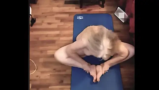 Горячая милфа-толстушка делает хороший Ole голый йога, чтобы подрочить!