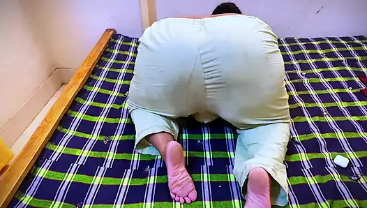 Kolaj kızı azgınken pansiyonda canlı gösteriye başlıyor