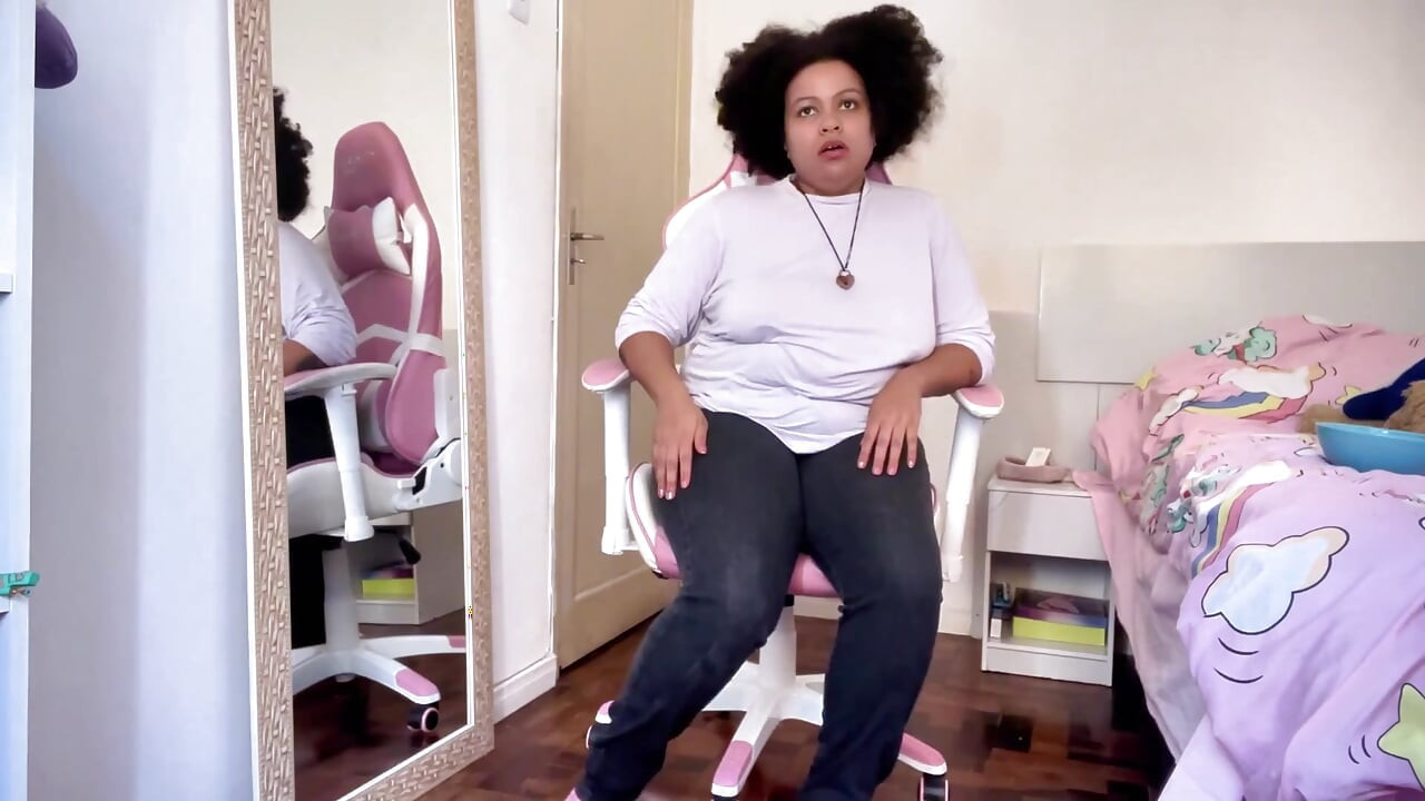 Bbw ăn và xì hơi trong khi bạn trai đang xem và gây phiền nhiễu