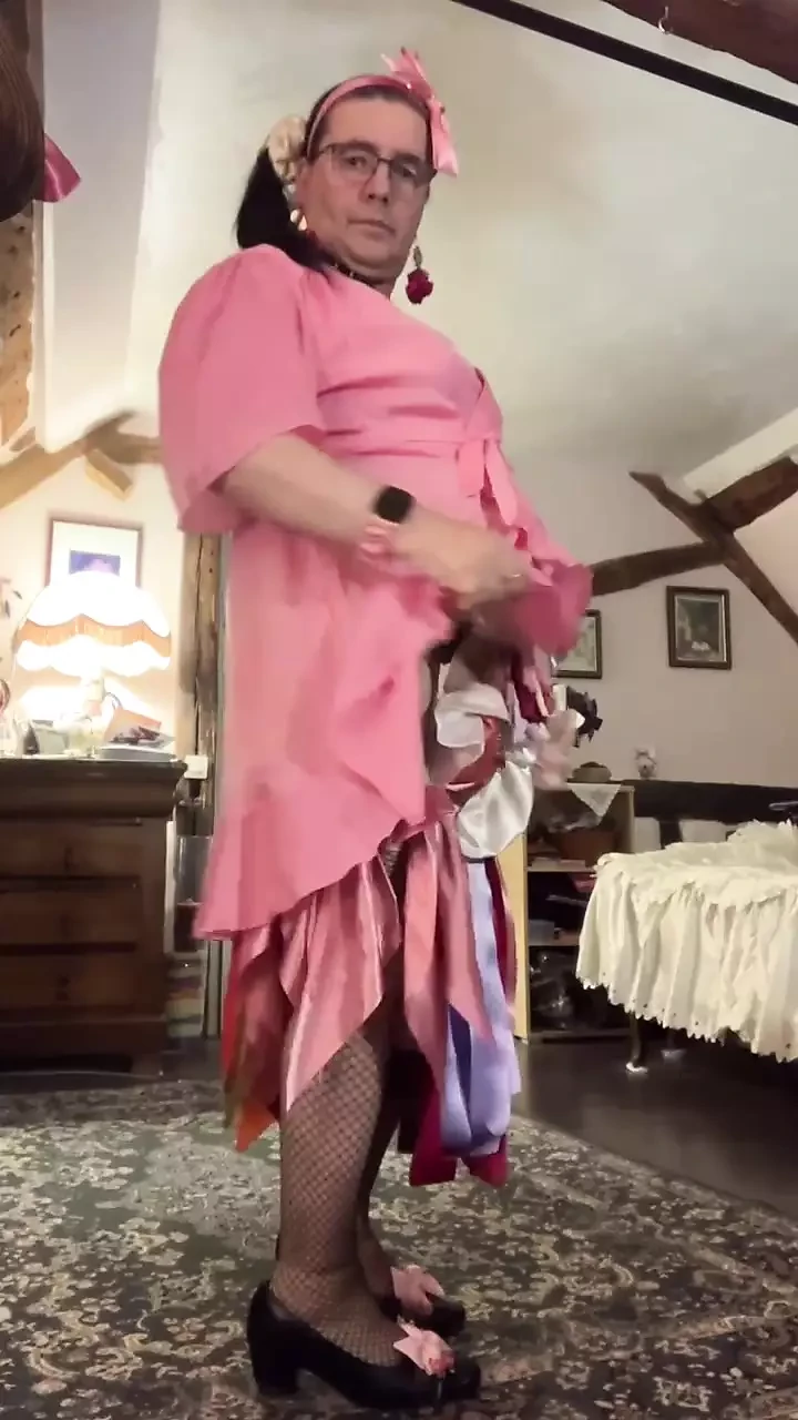 夜のお出かけのための小さなピンクのラップドレスを着て