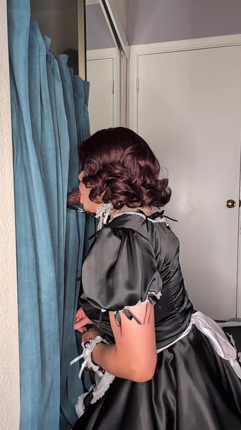 Sissy sobarica vježba na dildu u svojoj lažnoj rupi za slavu