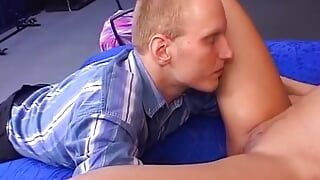 Une salope allemande rousse enceinte se fait baiser brutalement