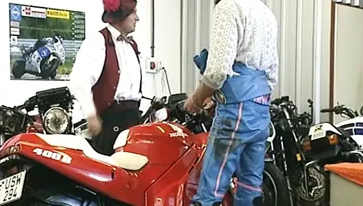 Немецкую девушку с Motogp в в салоне