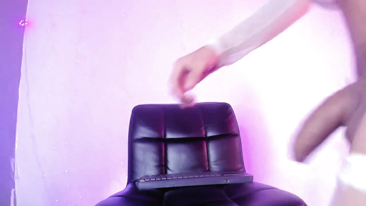 Chaturbate's Trans Alpha Wants Submissive Accommodating on Her Knees