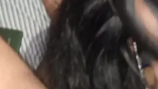 Kayınvalidesi ve üvey kızı, her ikisi de esmerler, tek bir derleme videosunda