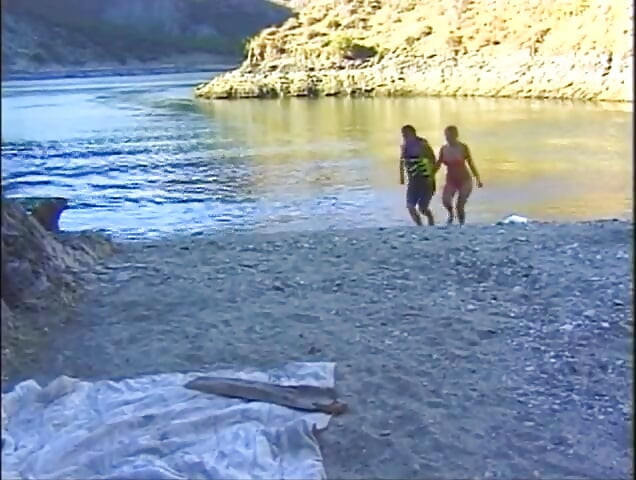 Trío follando en la playa