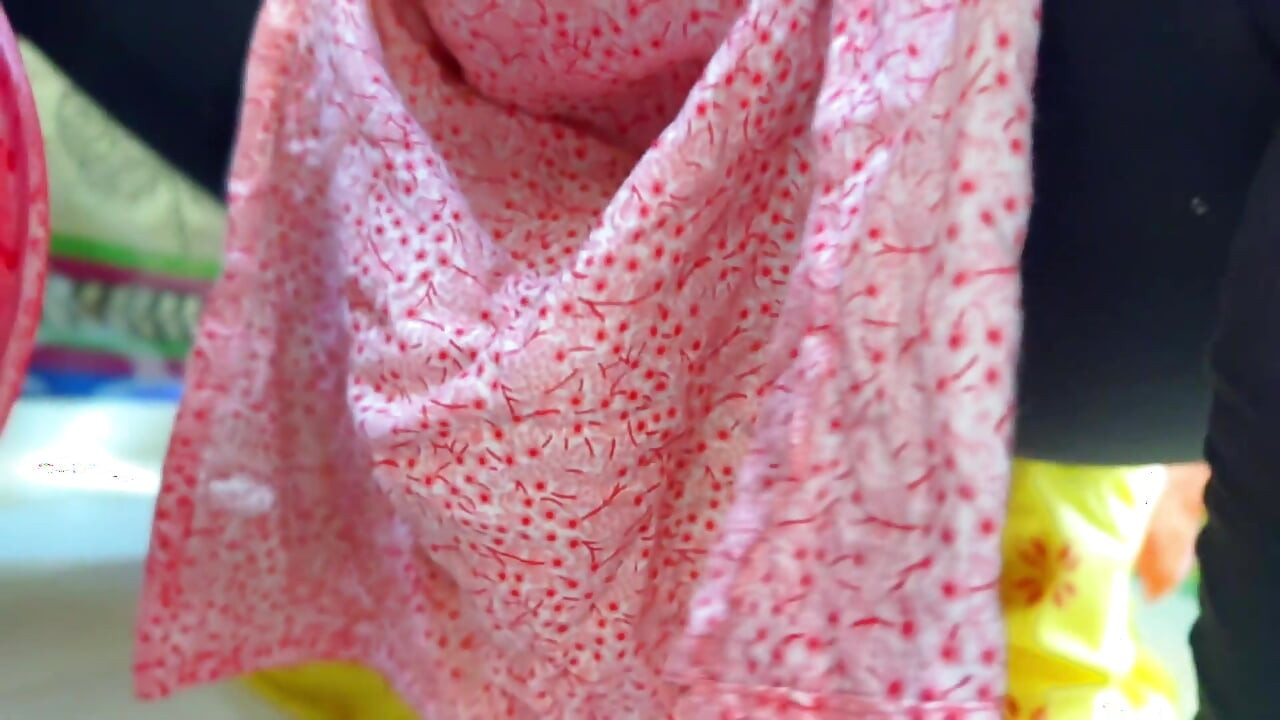 Ibu tiri mesir dengan pantat bahenol dan toket besar lagi cuci baju & lagi sange berat!