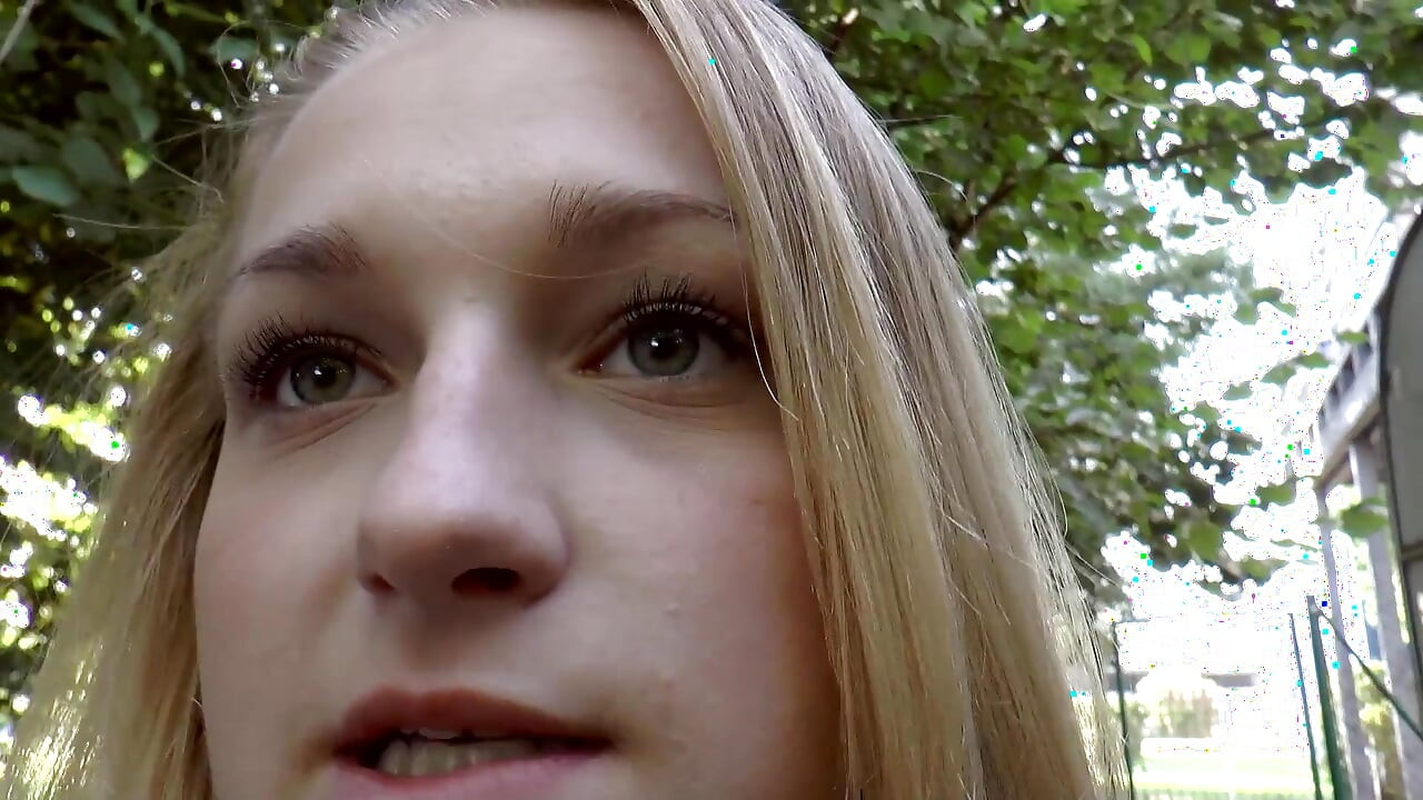 漂亮的陌生人让她的阴户被老男人的鸡巴狠操