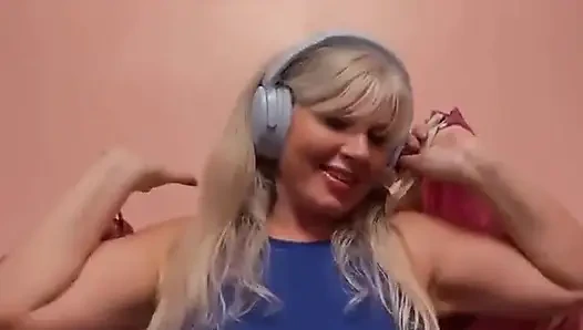 Aku suka banget bersih-bersih. dan Wear.. Tanpa Bra