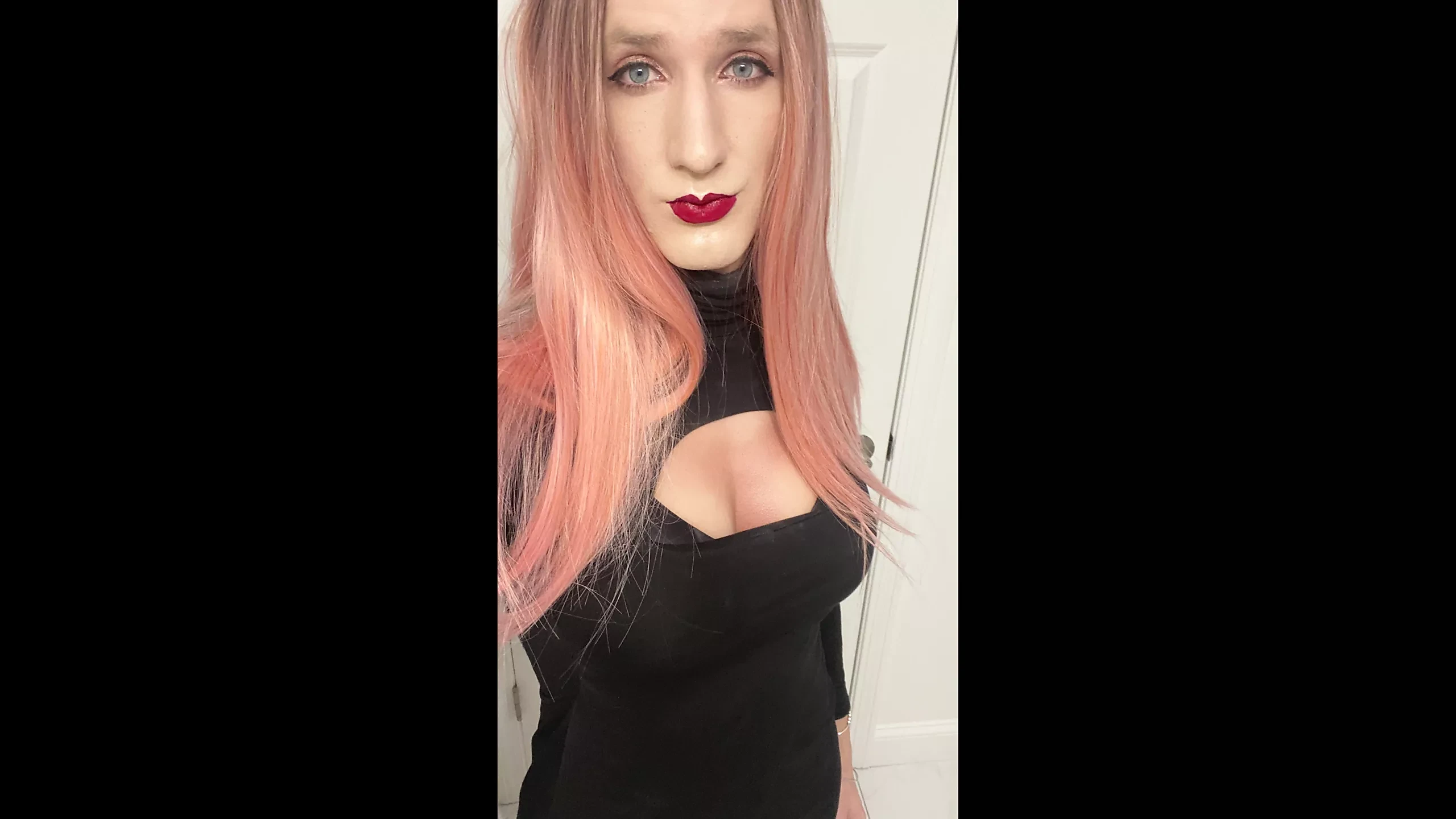 Pembe saçlı seksi crossdresser