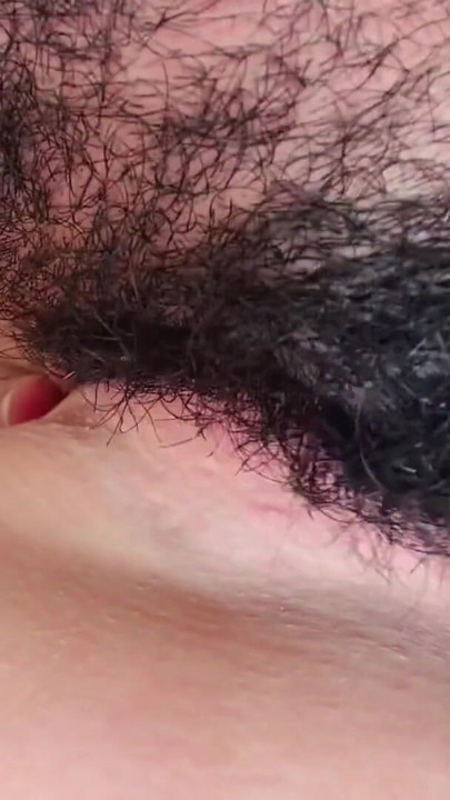 Bebaarde man verslindt nat poesje in extreme close-up - intense cunnilingus & vingeren totdat ze hard klaarkomt | Clip 3