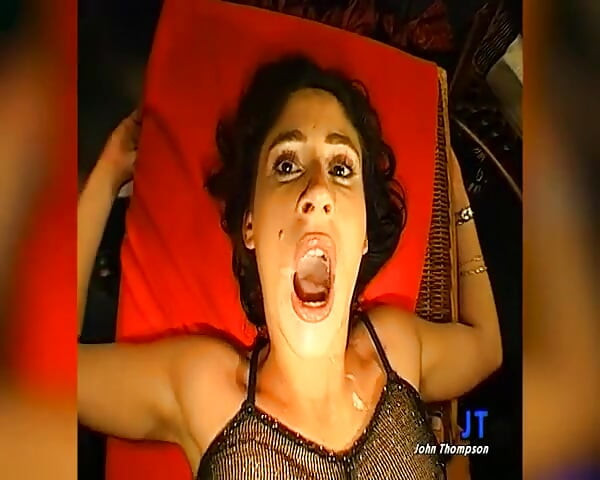 Bruneta excitată cu fundul gras se fute cu degetele și este futută tare până la ejaculare facială!