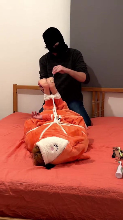 Η Miriam δέθηκε και γαργαλήθηκε στο Onesie