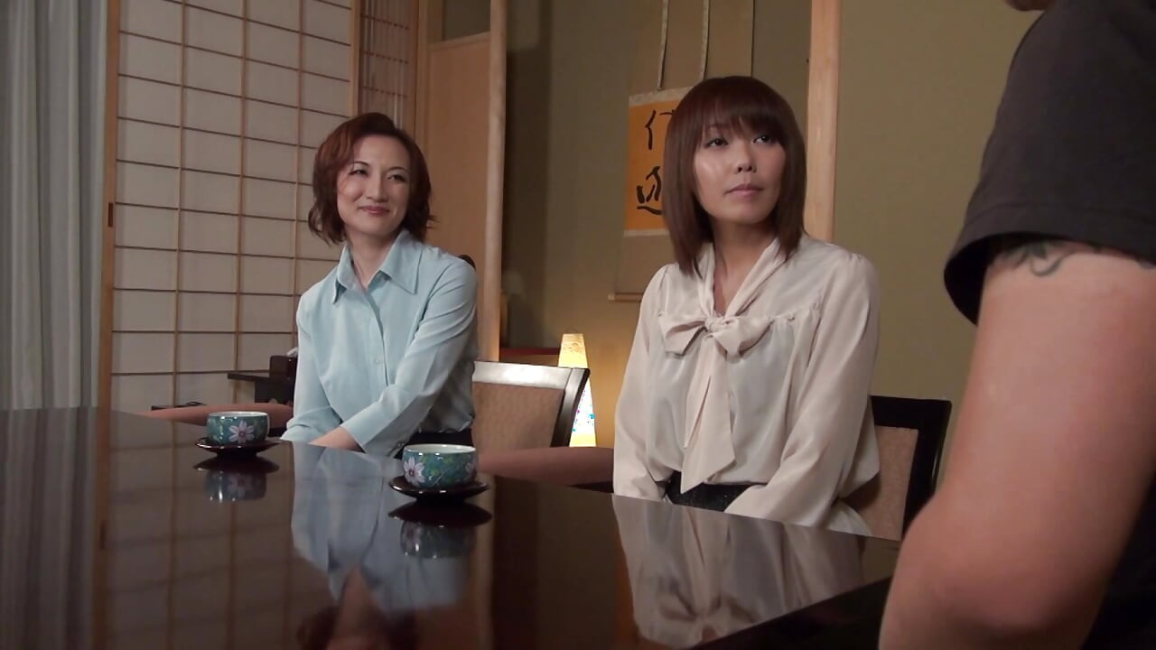 A137B05 48-year-old secretary, exposing her lewd behavior in front of her daughter! The wife resists because it's in front of their daughter,