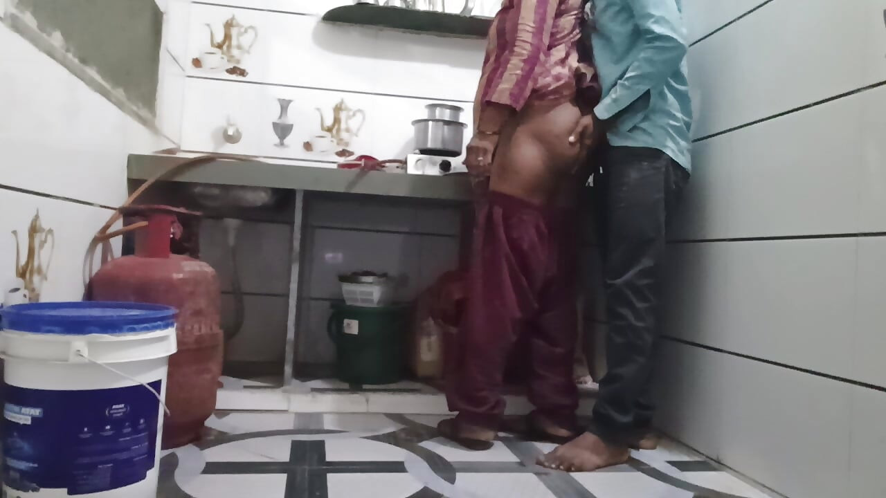 Padosi Ne pahla kitchen mein