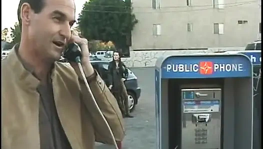 Langbeinige brünette mit geilen titten in ihre haarige muschi gefickt nach dem blowjob auf dem Sofa