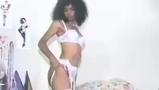 Zenci bir hatun bir sürü dildoyla kendini sikiyor