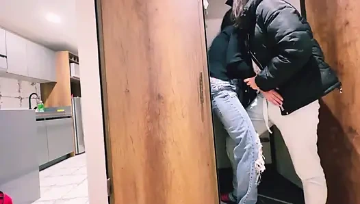 Wir berührten im schrank, bevor ihr ehemann ankam!!