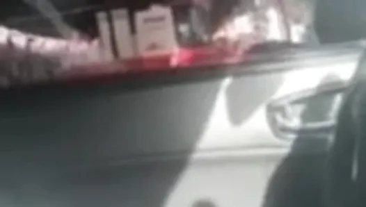 中国人パパが車の中でビデオチャットとジャーク