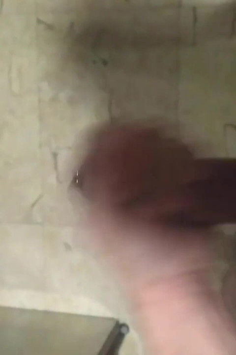 穿孔的鸡巴在冒险的户外达到两次