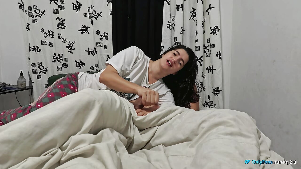 Mi hermanastra me ayuda en la cama para poder descansar!