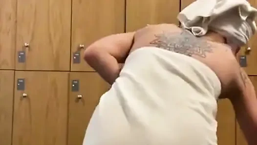 После раздевалки и душа, я беру тебя со мной в сауну