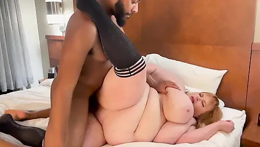 Gavat kız arkadaşı Asstyn Martyn büyük zenci yarağının içine boşalmasını izliyor