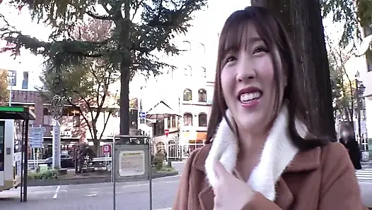 Public plaza kiss addict daha fazlası için yalvarıyor hareket halinde öpüşmeye devam ediyor sonra oral ve ağız bitiyor