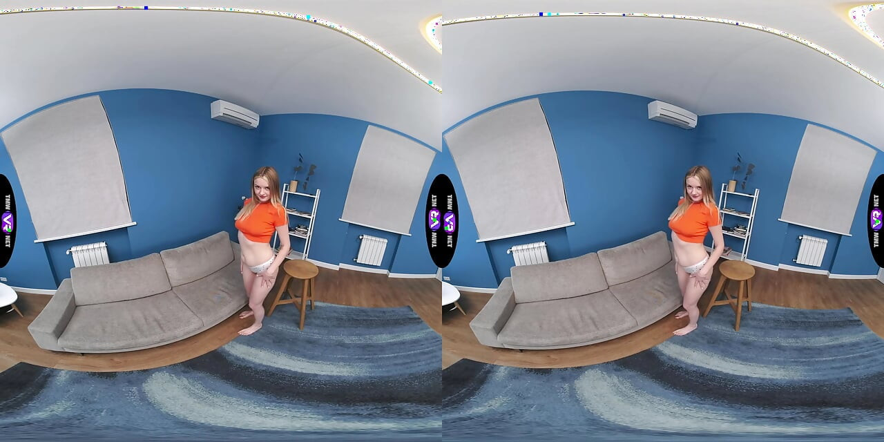 Angelica Heaven, cu forme, îl tachinează pe spectator apoi se masturbează tare - TeenMegaWorld