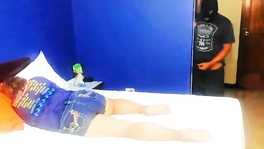 Я нахожу мою мачеху в ее комнате, и я лижу ее киску