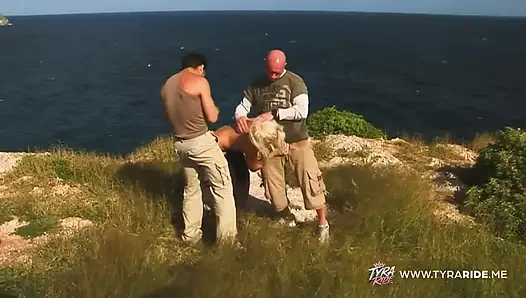 Sarışın orta yaşlı seksi kadın açık havada kel kaslı adamla yakınlaşıyor