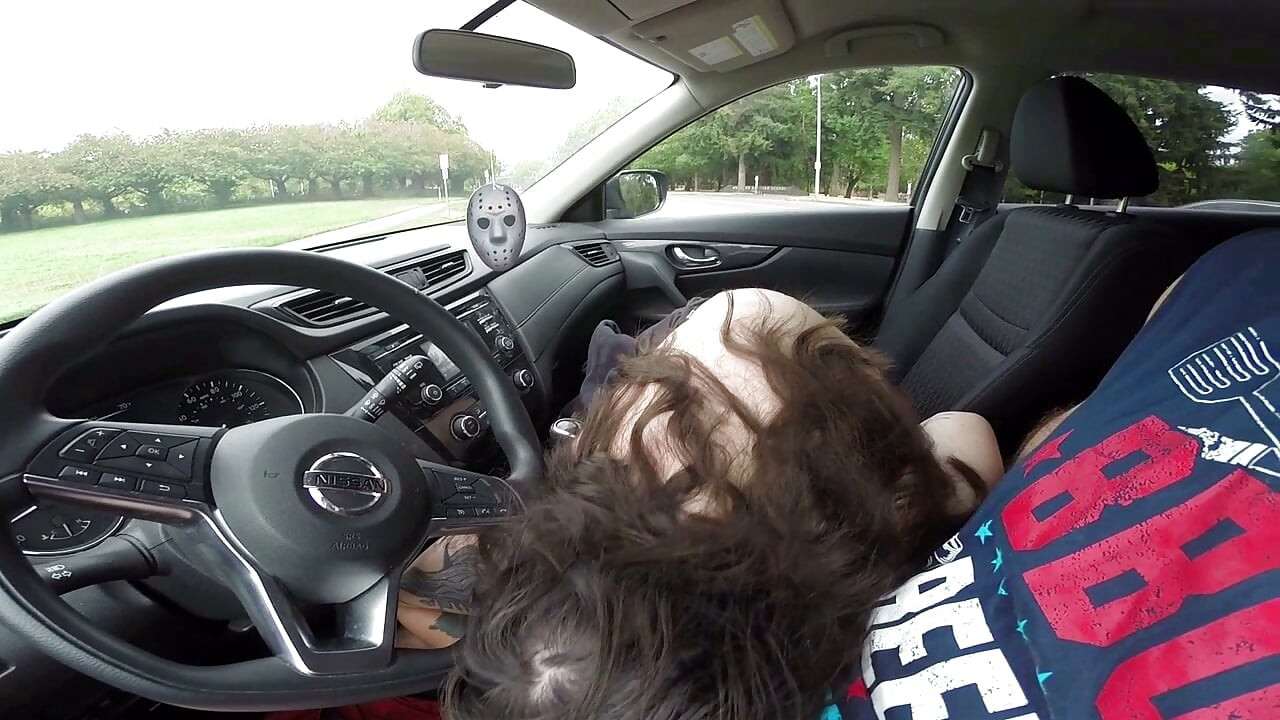 Plage nudiste, pipe en voiture et sexe brutal !